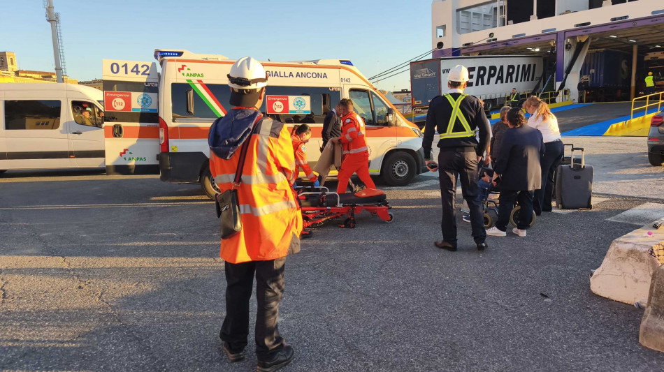 Nave della salute, medici intercettano uomo a bordo con infarto in corso