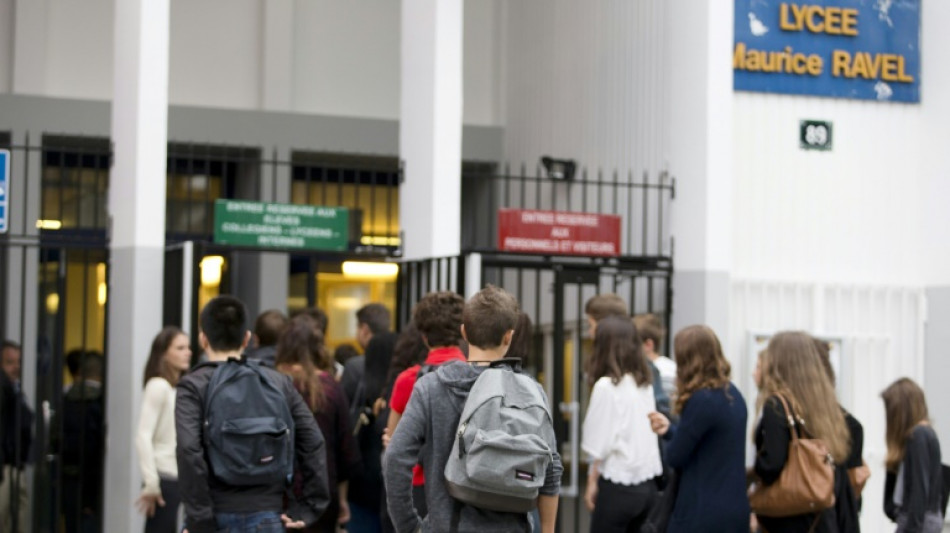 Voile &agrave; l'&eacute;cole: vague d'indignation apr&egrave;s le d&eacute;part d'un proviseur menac&eacute; de mort