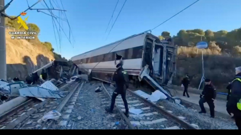 El jefe de gobierno espa&ntilde;ol promete "absoluta transparencia" sobre las causas del accidente ferroviario