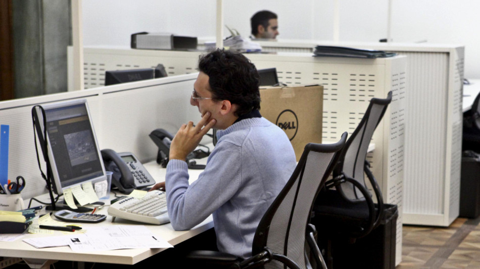 Borsa: Milano chiude debole (-0,64%), pesano Saipem, Tenaris ed Eni