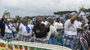 El papa celebra una misa gigante ante 120.000 fieles en Camer&uacute;n