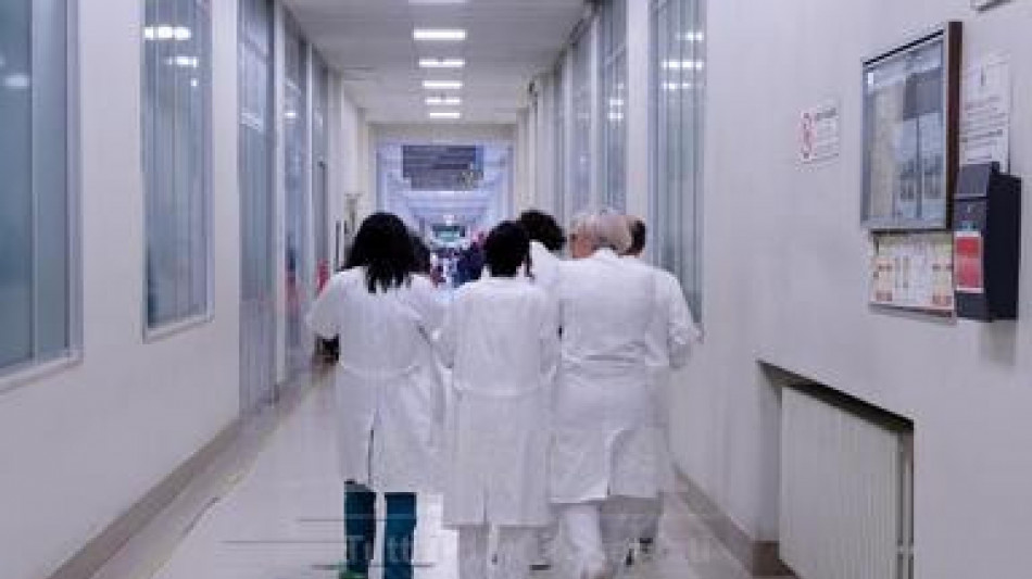 Proroga per medici al lavoro fino a 72 anni, esclusi universitari