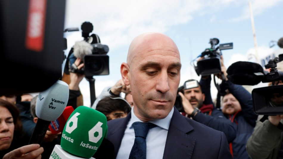Lanzan huevos a Luis Rubiales, el hombre del "beso forzado", durante la presentaci&oacute;n de su libro
