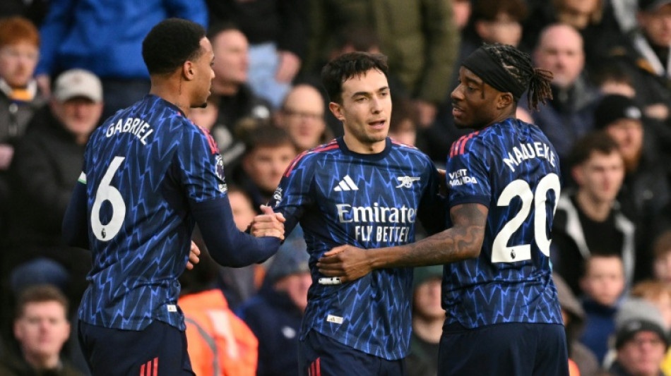 L&iacute;der Arsenal goleia Leeds United; Chelsea vira sobre West Ham