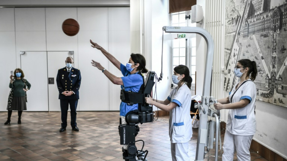 Aux Invalides, des militaires bless&eacute;s peuvent remarcher &agrave; l'aide d'un exosquelette