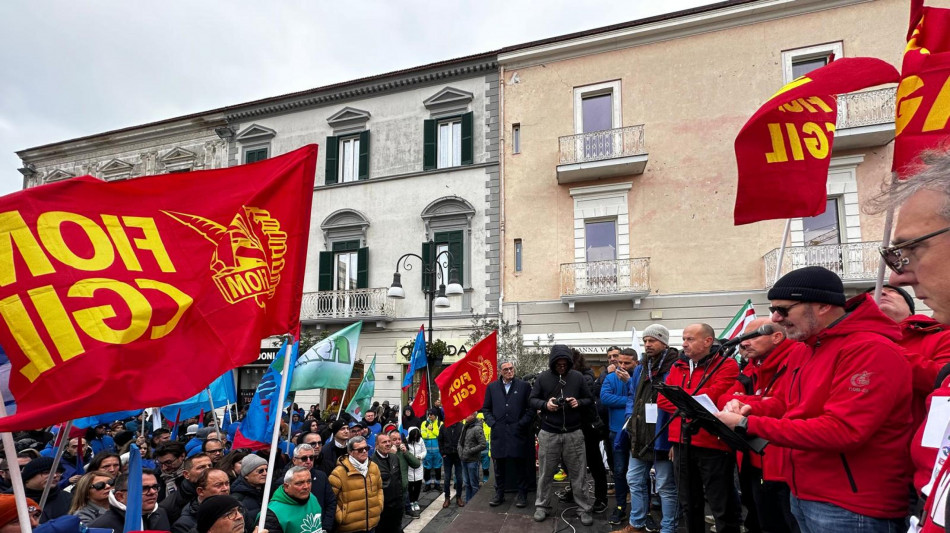 Stellantis, mille lavoratori in piazza a Termoli