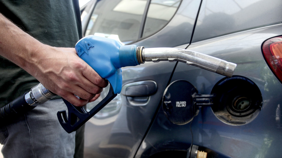 Prezzo del petrolio in forte rialzo, Wti a 74,66 dollari, +4,55%