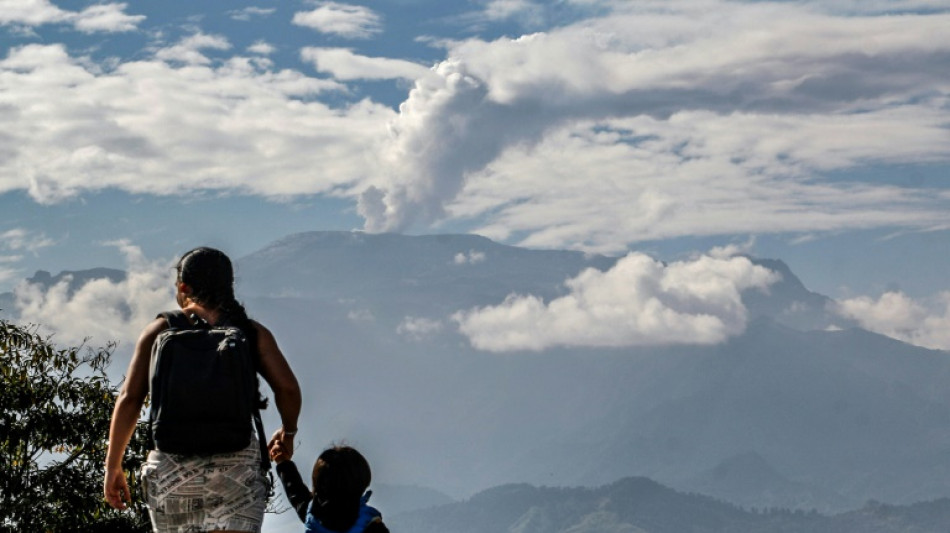Menace d'&eacute;ruption du Nevado del Ruiz en Colombie: premi&egrave;res &eacute;vacuations pr&eacute;ventives