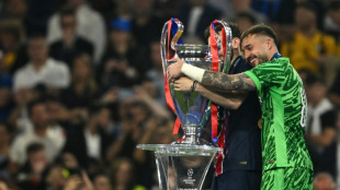 Goleiro Arnau Tenas troca PSG pelo Villarreal