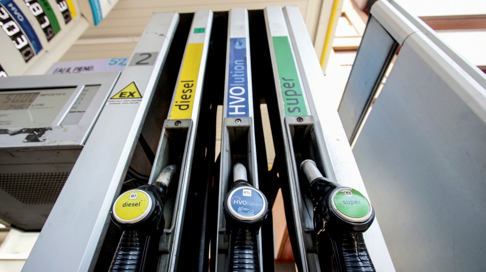 Prezzo petrolio in calo, Wti scambiato a 82,84 dollari