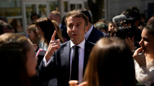 Nouvel accueil mouvement&eacute; pour Macron, venu parler &eacute;ducation dans l'H&eacute;rault