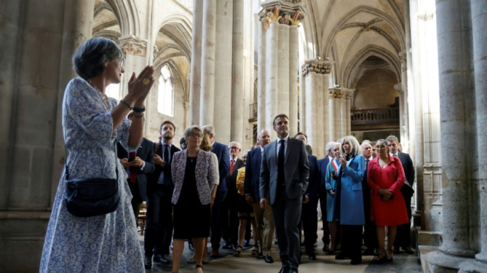 Vor Papstbesuch: Frankreichs Präsident ruft zu Spenden für bedrohte Dorfkirchen auf