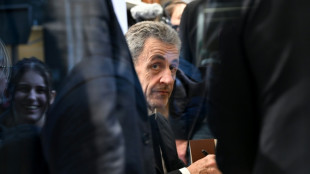 El expresidente franc&eacute;s Sarkozy firma ejemplares de su libro sobre sus tres semanas en prisi&oacute;n