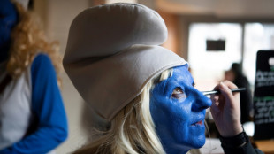 Des milliers de schtroumpfs d&eacute;ferlent sur Landerneau pour un record du monde