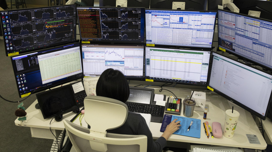 Borsa: l'Asia chiude debole, attesa per i dati Usa