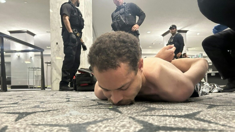 Homem armado em jantar de imprensa nos EUA tinha como alvo membros do governo