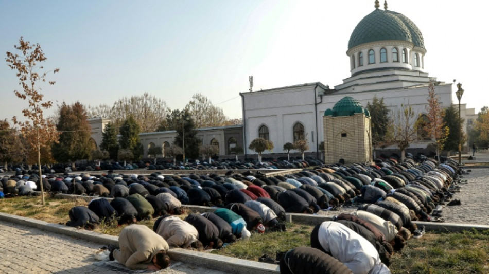 Uzbek Muslims pray for rain amid severe drought
