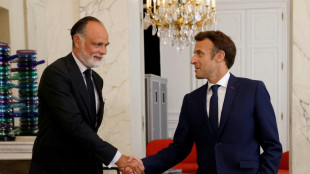 Macron veut "b&acirc;tir des compromis" pour d&eacute;passer les "fractures"