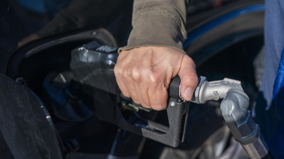 Anche in citt&agrave; la benzina al servito sfonda i 2,5 euro