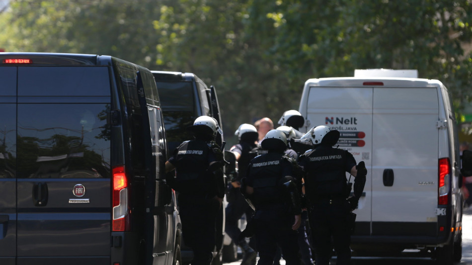 Spari davanti al Parlamento di Belgrado, un ferito grave