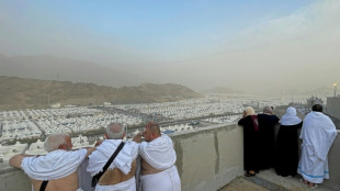 Les p&egrave;lerins musulmans entament le rituel de la lapidation au premier jour de l'A&iuml;d
