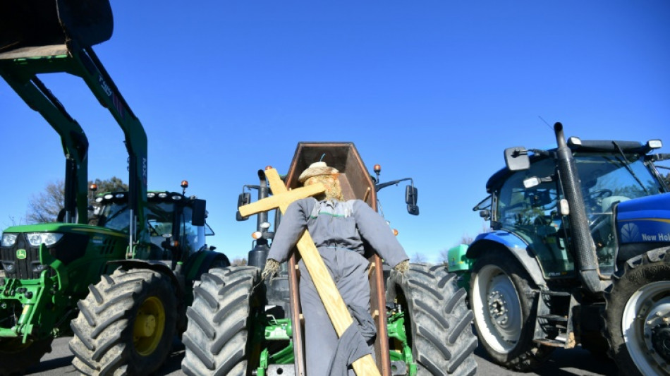 La col&egrave;re des agriculteurs se propage, le gouvernement face &agrave; la "rage"