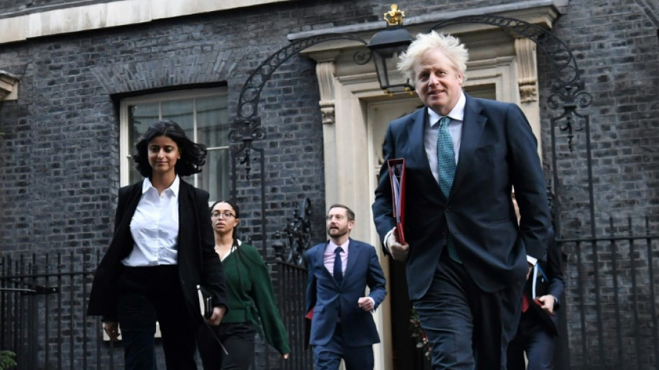 Johnson k&auml;mpft nach R&uuml;cktritten mehrerer Mitarbeiter um sein Amt