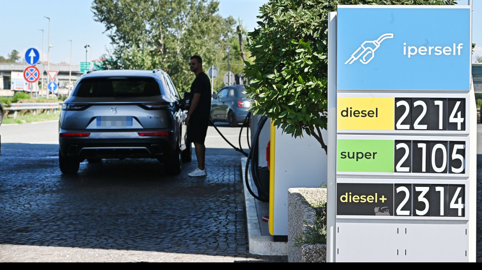 Mimit, prezzi carburanti ancora in rialzo, benzina self a 2,046 euro