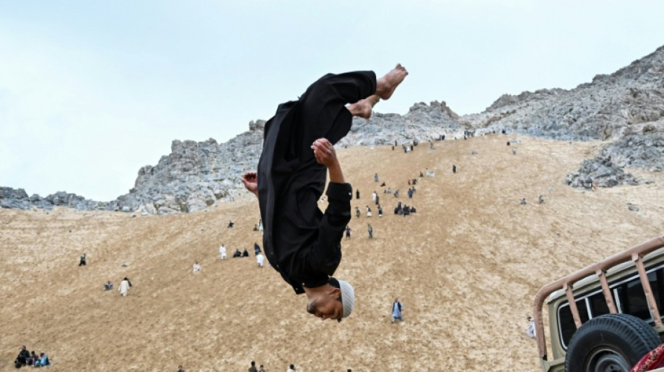 En Afghanistan, une montagne sableuse attire les fans de roulades et de parkour