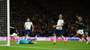 M&atilde;e de Harry Maguire sai em defesa do zagueiro ap&oacute;s cr&iacute;ticas