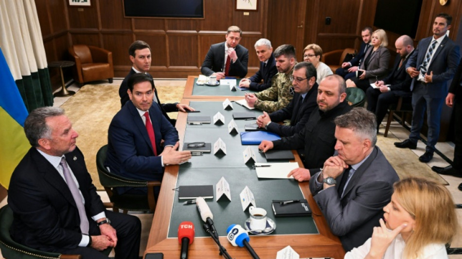 Sous fortes pressions militaire et politique, l'Ukraine n&eacute;gocie aux Etats-Unis