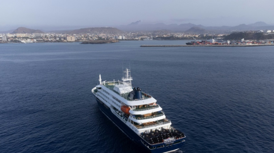 El crucero ir&aacute; a Canarias o Pa&iacute;ses tras tras evacuar tres casos sospechosos de hantavirus