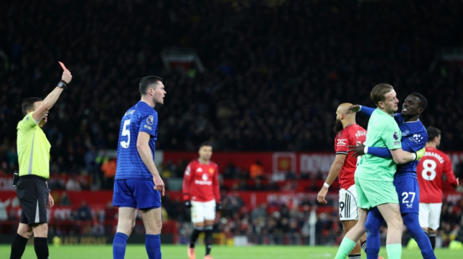 Everton shrug off bizarre red card to beat blunt Man Utd