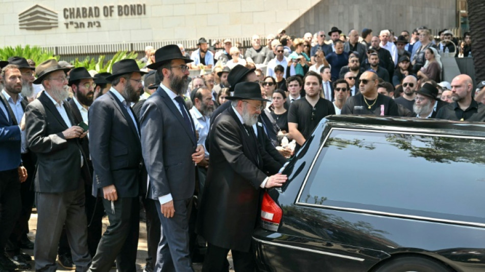 Australie: la communaut&eacute; juive, boulevers&eacute;e et en col&egrave;re, enterre "le Rabbin de Bondi"