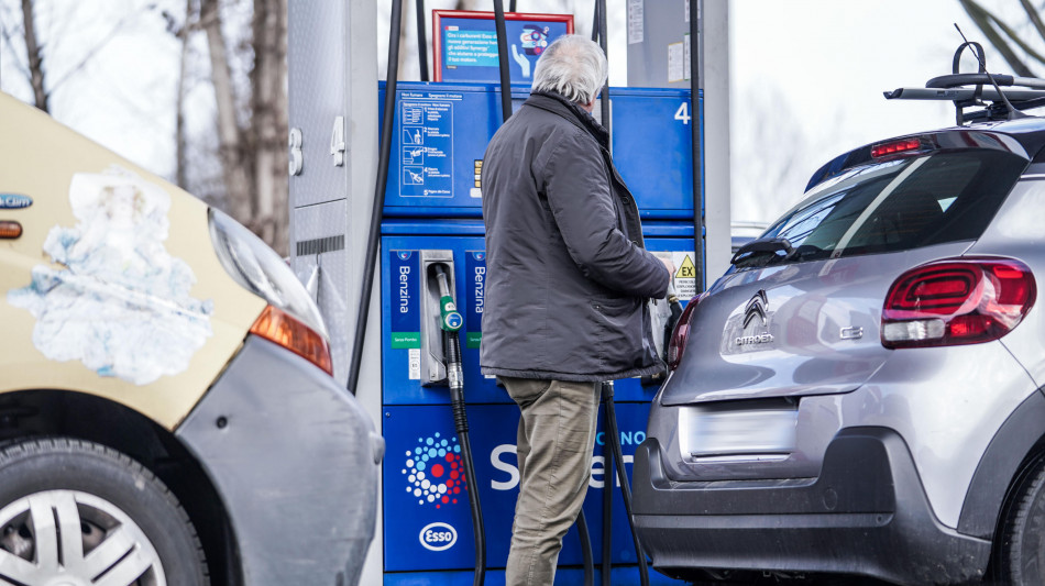 ++ Prezzi dei carburanti in rialzo, diesel ai massimi da un anno ++