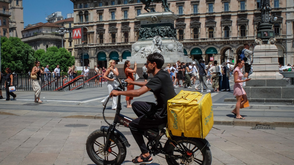 A Milano rider in piazza, 'ammortizzatori sociali per lo stop nelle ore calde'