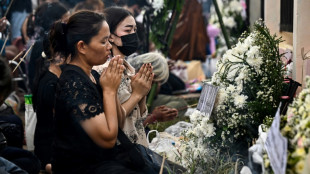 Tuerie en Tha&iuml;lande: au deuxi&egrave;me jour de rituels fun&eacute;raires, les familles s'agenouillent lors d'une c&eacute;r&eacute;monie