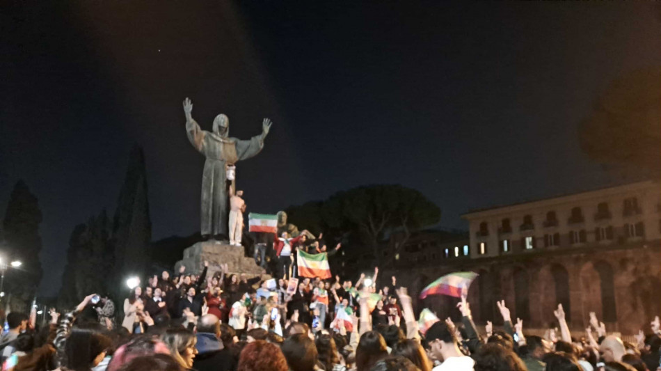 Centinaia di giovani iraniani celebrano 'la fine di Khamenei' a Roma