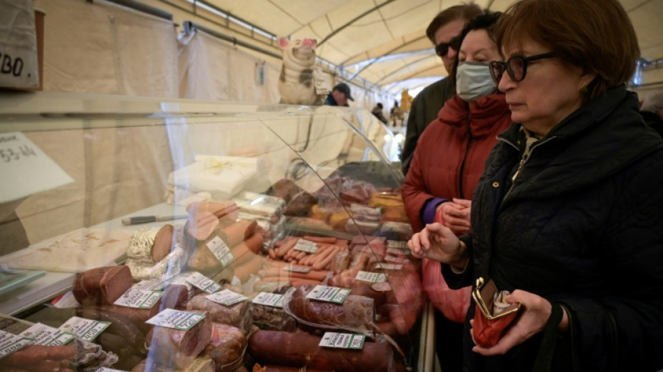 El Banco Central ruso recorta su principal tasa de inter&eacute;s del 17% al 14%