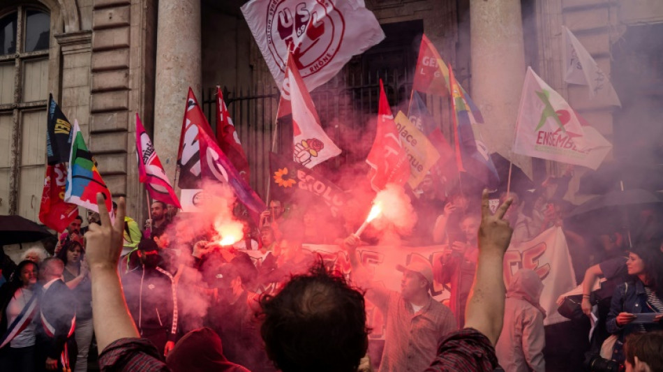 L&eacute;gislatives: des dizaines de milliers d'opposants &agrave; l'extr&ecirc;me droite d&eacute;filent, temp&ecirc;te &agrave; LFI