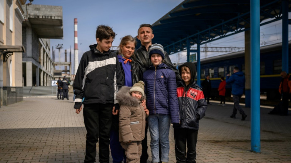 El viacrucis de una familia de Mari&uacute;pol, 125 km a pie para escapar de las bombas