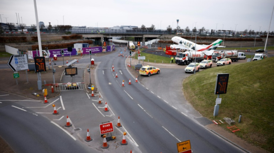 L'a&eacute;roport de Heathrow &agrave; nouveau "pleinement op&eacute;rationnel", apr&egrave;s sa fermeture vendredi 
