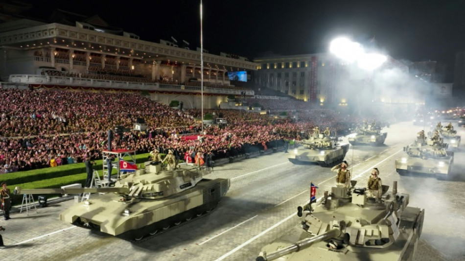 Nordkoreas Armee pr&auml;sentiert bei Milit&auml;rparade vor Machthaber Kim neue Waffen