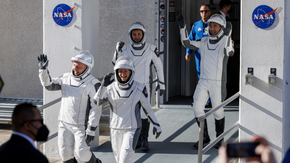 Rientrata la missione Crew 11, ammaraggio al largo della California
