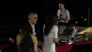 George e Amal Clooney in vacanza a Capri, immortalati su un taxi scoperto