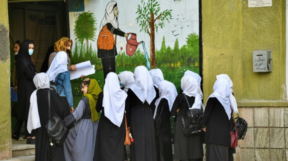 De la joie aux larmes, les filles afghanes subitement priv&eacute;es d'&eacute;cole par les talibans
