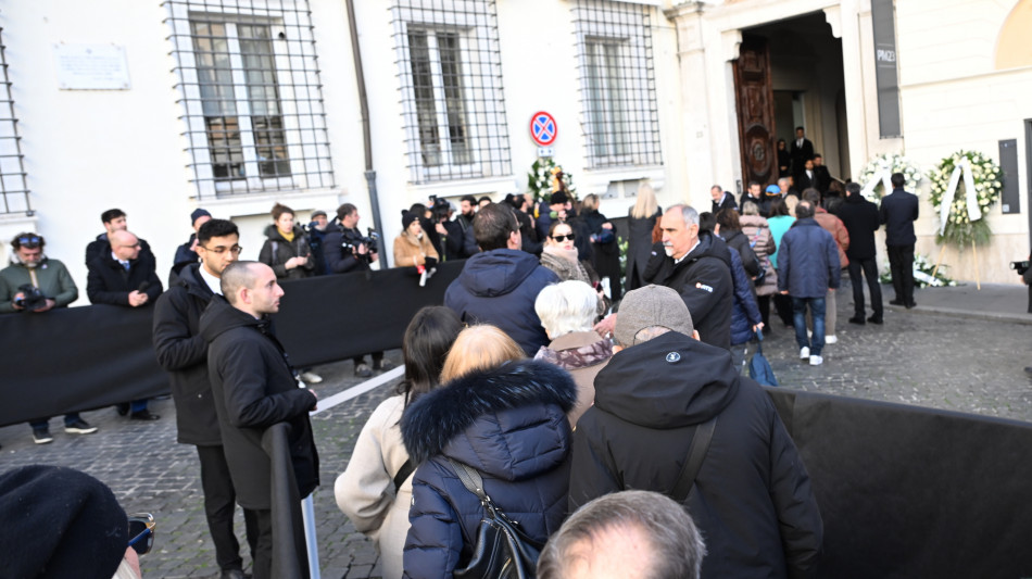 Secondo giorno di camera ardente per Valentino, previsti vescovo, Piccioli e Versace