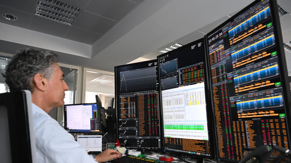 Borsa: Milano in calo con lo stacco cedole, brillano Eni e Azimut