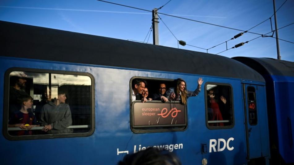 R&eacute;veil enthousiaste des premiers voyageurs du nouveau train couchette Paris-Berlin
