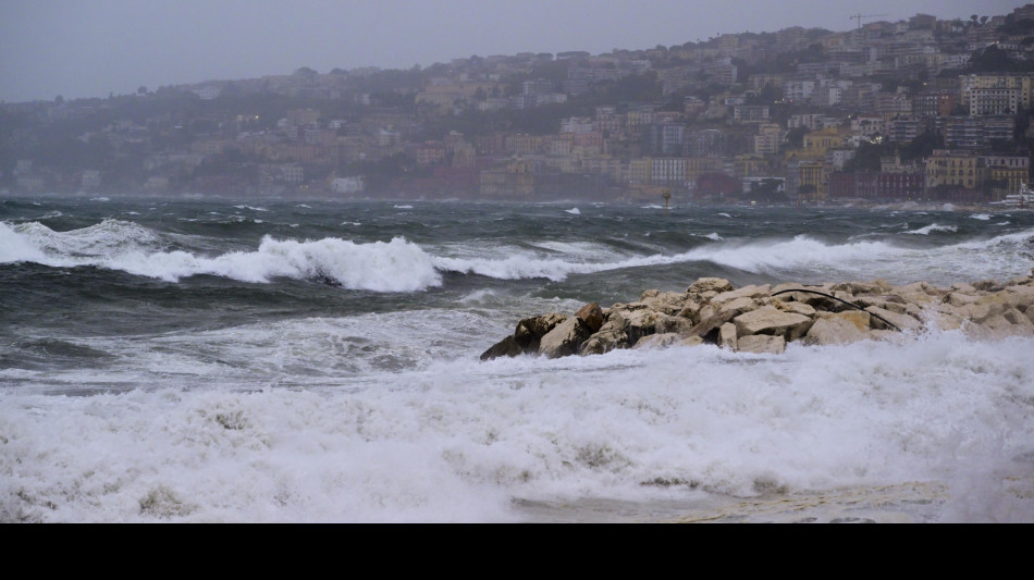 Maltempo: Pozzuoli, nave in difficolt&agrave; per una burrasca di vento